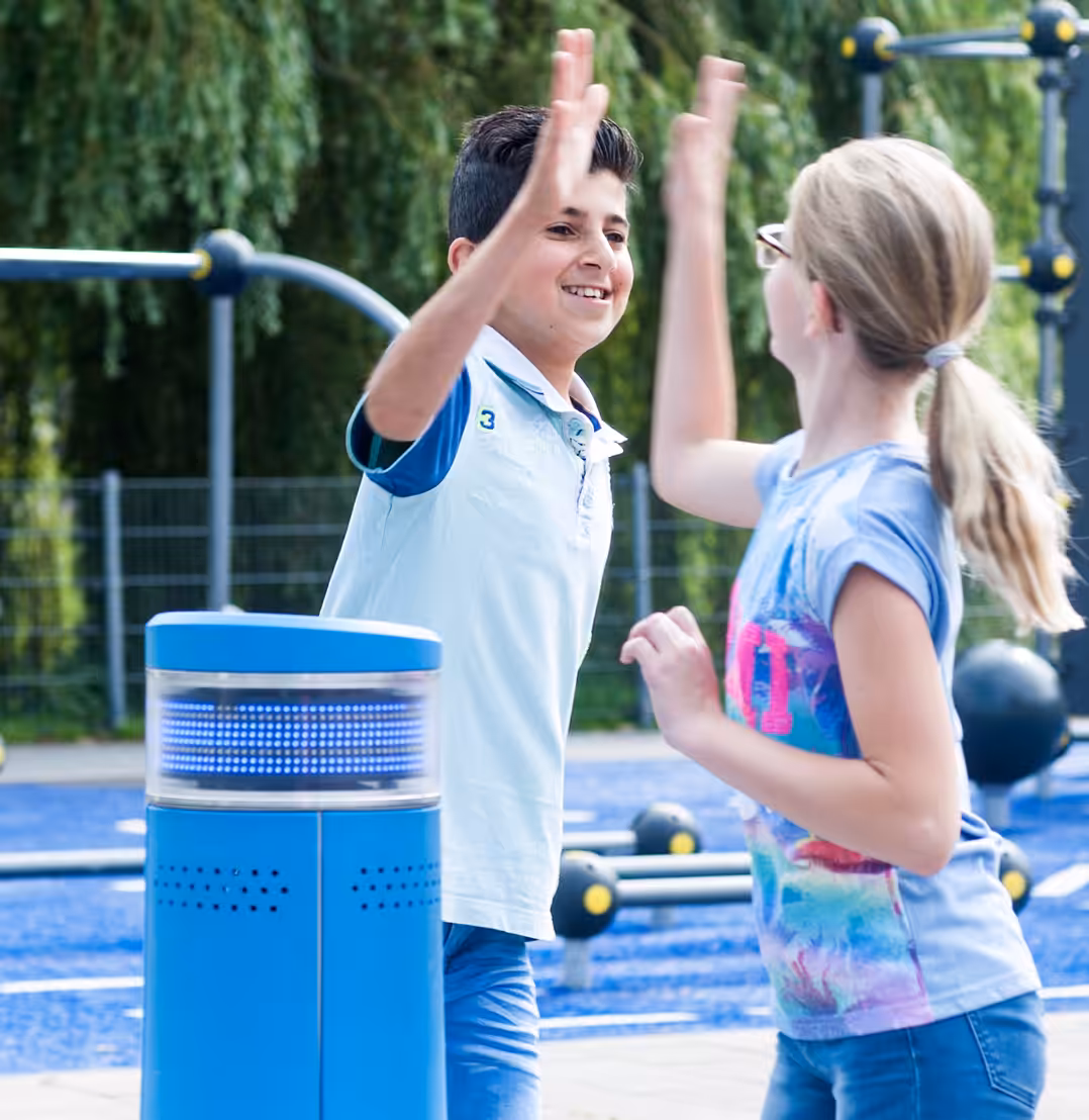 Interaktive Spielelemente wie das Lappset Memo machen den Schulhof zum Klassenzimmer.
