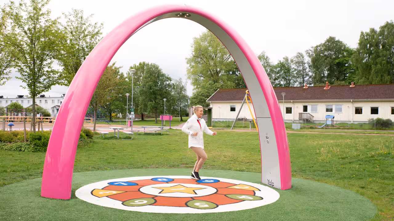 Lappset Sona - Spielbogen im öffentlichen Raum