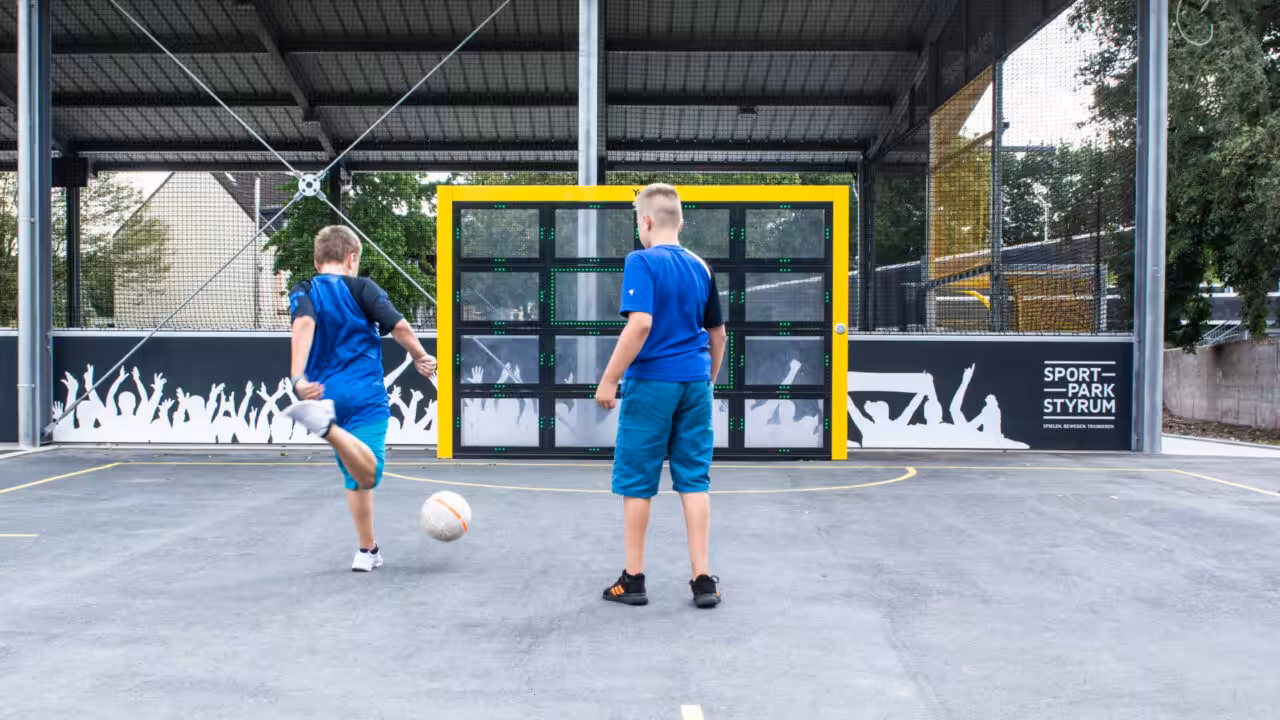Die Spieler entscheiden welches Spiel sie spielen möchten auf die interaktive Torwand