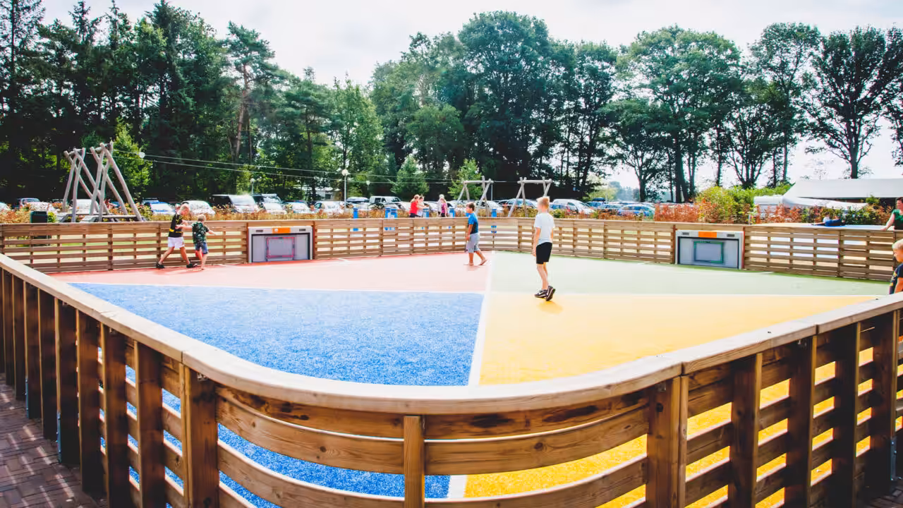 Interaktive Outdoor-Spielgeräte, die bei jedem Wetter die Fantasie der Kinder anregen.