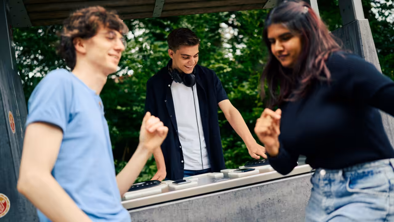 Im öffentlichen Raum, neben einem Parkour-Park oder auf dem Campingplatz: Schaffen sie einen Treffpunkt für Jugendliche! 