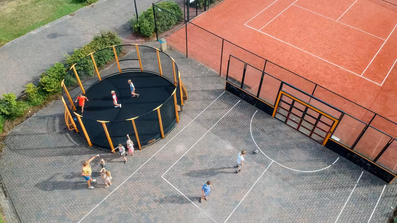 Oder ergänzen Sie ein Tennisplatz mit Pannakäfig mit die interaktive Torwand! 