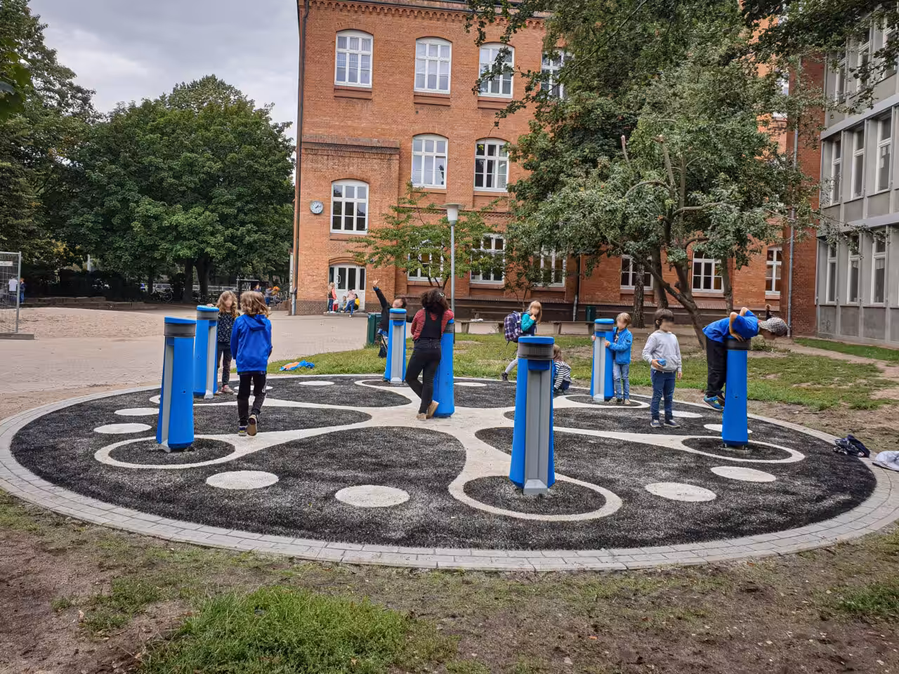 Die Lappset Memo bringt Spaß und Interaktivität auf den Schulhof der Grundschule Thadenstraße.