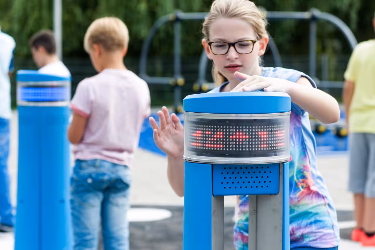 Lappset Memo - Spielsäulen - Auf dem Schulhof