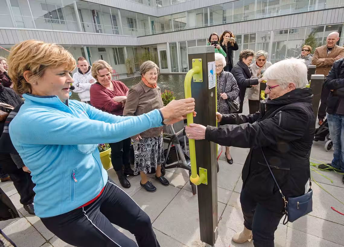 Regelmäßige Bewegung hilft, die Mobilität zu erhalten und das Risiko von Stürzen zu verringern.