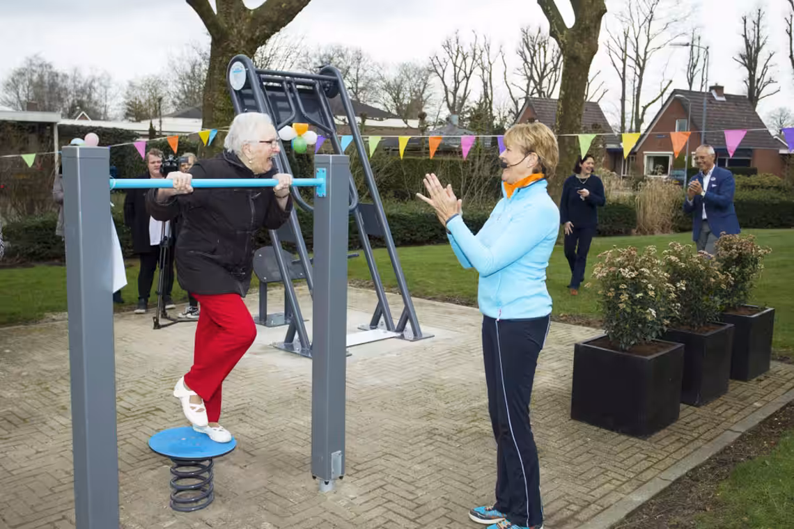 Regelmäßiges Training an Lappset Fitnessgeräten hält Senioren stark und beweglich.