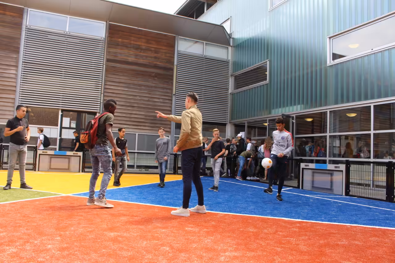 Spielend die Konzentration steigern: Schüler am Edison College tanken neue Energie auf dem innovativen Lappset Toro Spielfeld.