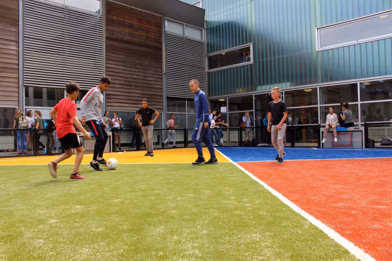 Aktiv in der Pause: Schüler nutzen den Lappset Toro Mehrzwecksportplatz für Bewegung und Entspannung zwischen den Unterrichtsstunden.