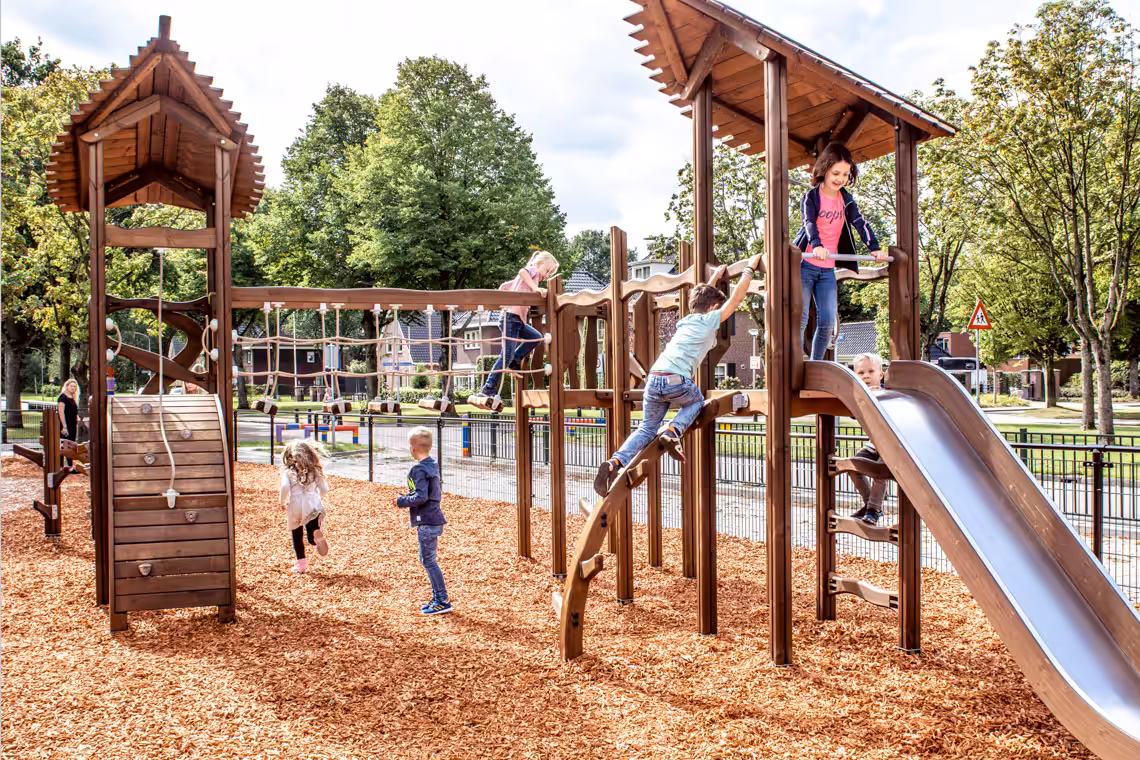 Für jedes Alter geeignet Mit Flora-Spielgeräten haben Kinder jeden Alters Spaß und Herausforderung.