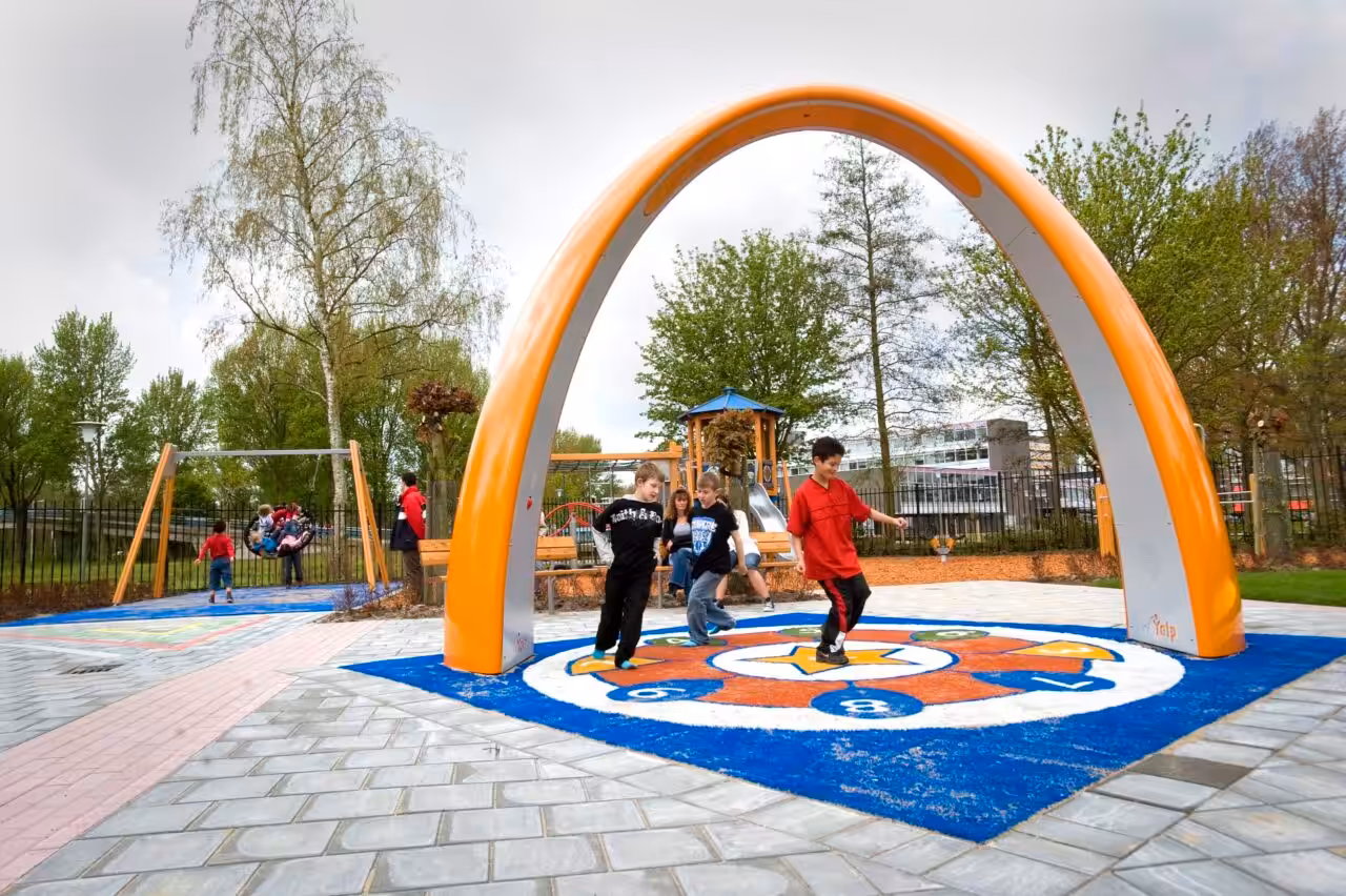 Lappset Sona - Spielbogen auf dem Schulhof