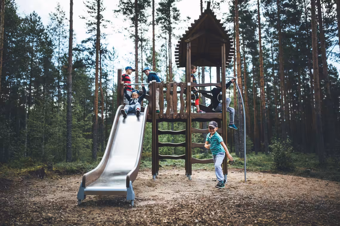 Die Natur als Spielplatz Flora-Geräte fügen sich harmonisch in jede Umgebung ein und fördern das Spielen im Freien.