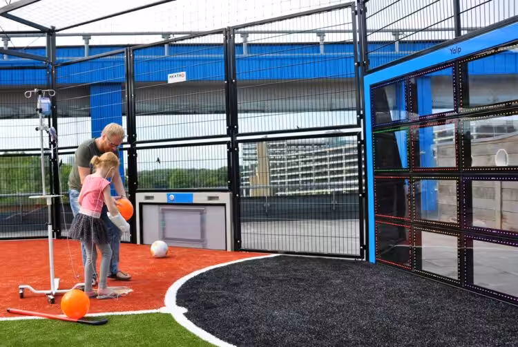 Spielen auf die Lappset Sutu im Spielkäfig