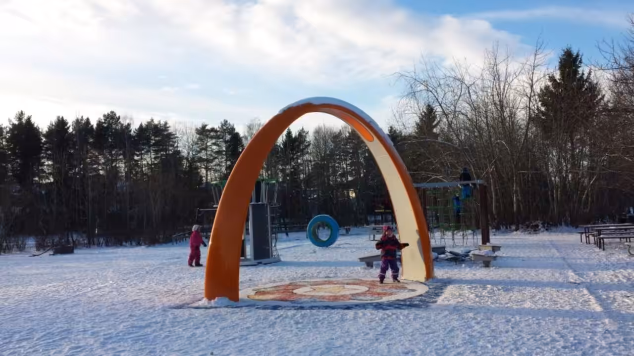 Lappset Sona Interaktiver Spielbogen | Bergvretenskolan