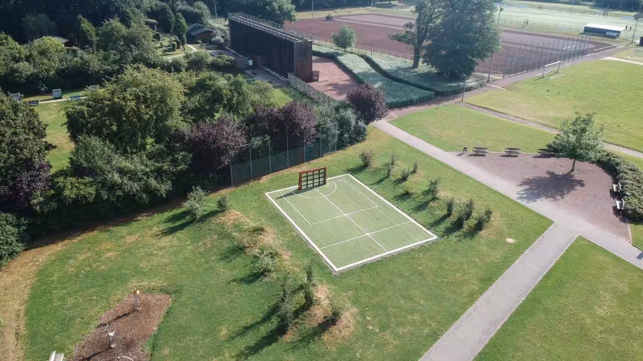 Innovation trifft Gemeinschaft: Die Lappset Sutu und Memo sorgen für interaktiven Spielspaß in der Stadtmitte von Arnsberg.