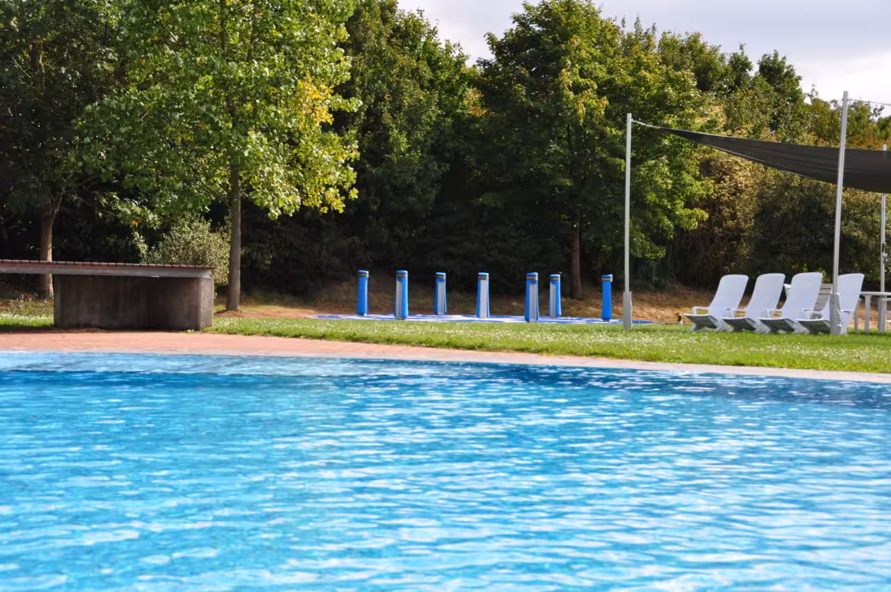 Kreativität und Aktivität vereint – Kinder entdecken die Welt der Lappset Memo im Freibad Arobella.