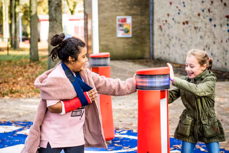 Innovatives Lernen im Freien – Spielerische Herausforderungen motivieren Kinder, aktiv und neugierig zu bleiben.
