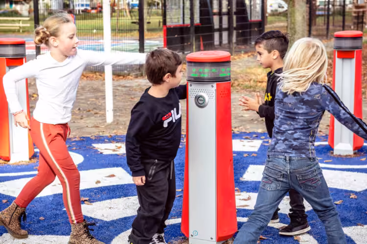 Aktiv sein und gleichzeitig lernen – Interaktive Spielgeräte fördern Konzentration und motorische Fähigkeiten.