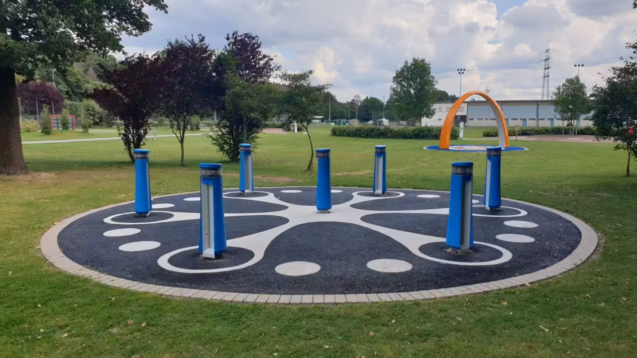 Spielerische Bewegung für alle Altersgruppen: Die interaktiven Lappset-Geräte in Arnsberg begeistern Jung und Alt gleichermaßen.