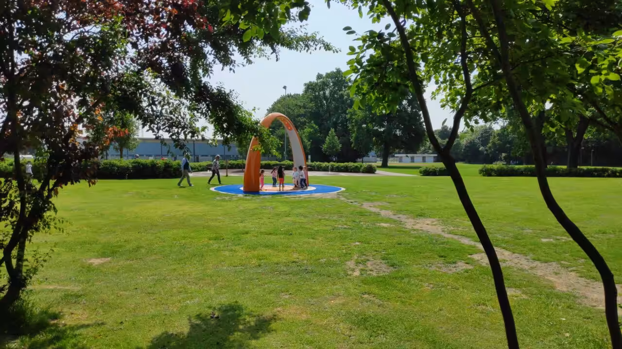 Gemeinsam aktiv im Freien: Der neue Spielbereich in Arnsberg lädt Familien ein, Bewegung und Spaß miteinander zu verbinden.