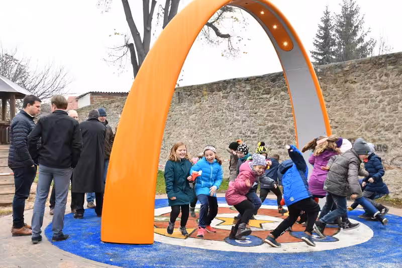 Der Sona Tanz- un Spielbogen: Ein Farbtupfer auf jedem Spielplatz!