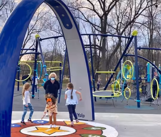 Mach deinen Spielplatz interaktiv und inklusiv!