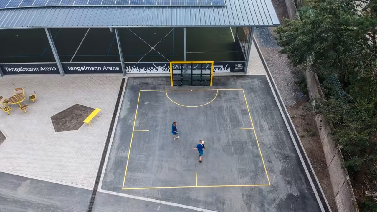 Sportlich aktiv im neuen Sportpark Styrum – die interaktive Lappset Sutu begeistert Spieler jeden Alters.