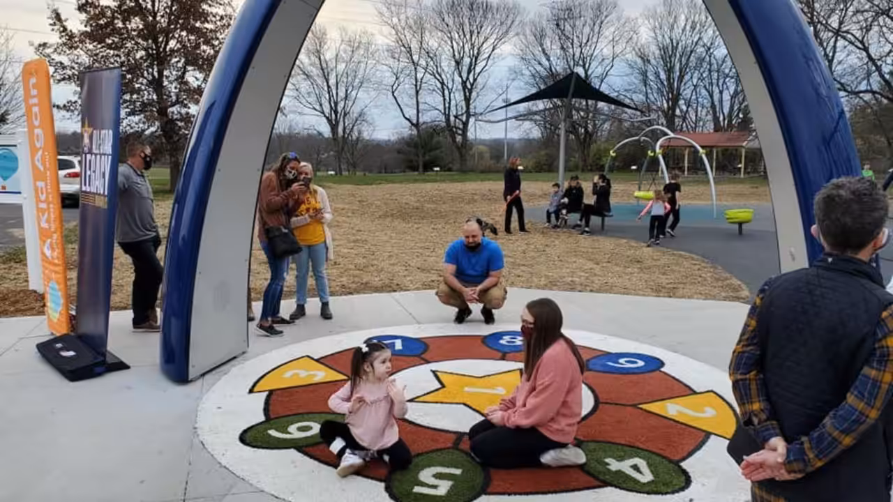 Ein echter Hingucker: Der Sona-Bogen fügt sich harmonisch in die Umgebung des Independence Parks ein und begeistert die Besucher.