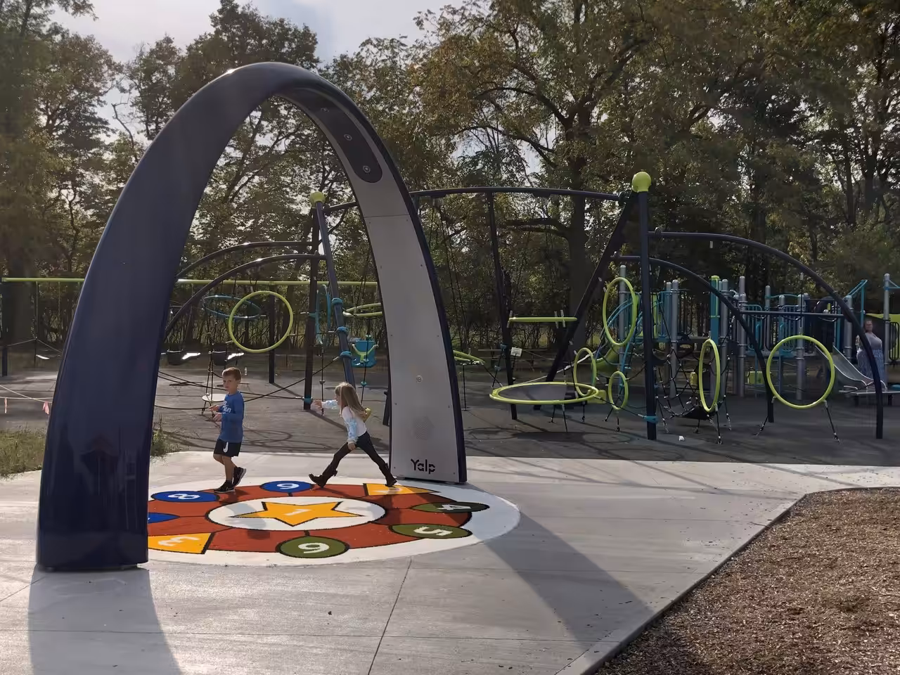 Bewegung, Spiel und Gemeinschaft: Kinder und Betreuer erleben unvergessliche Momente mit dem Sona-Bogen – barrierefrei und inklusiv.