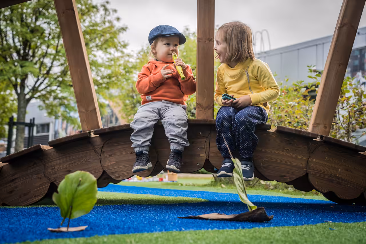 Zwei Kinder angeln zusammen – Ein Abenteuer in Moominvalley.