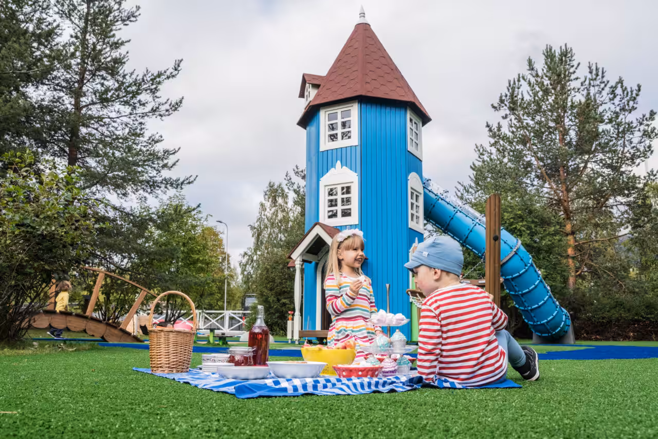 Picknick mit Freunden – Ein entspannter Moment auf dem Moomin-Spielplatz.