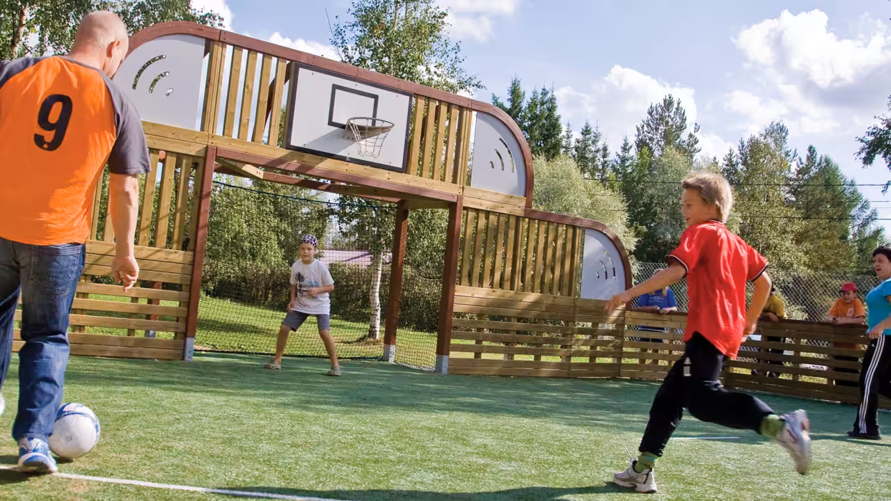Interaktive Fußballwände und innovative Spielfelder fördern Technik und Teamgeist.