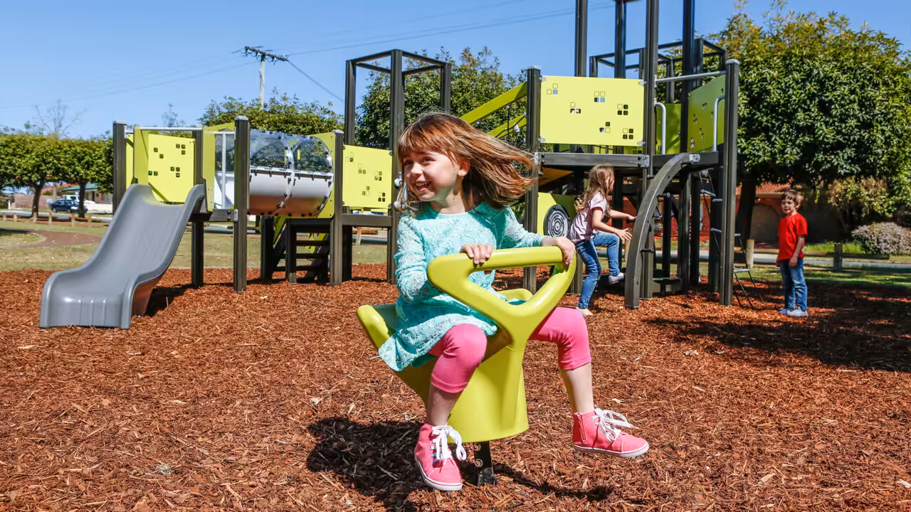 Die Finno Federwippen bringen Kinder zum Lachen und Fördert gleichzeitig Gleichgewicht und Koordination – ideal für kleine Abenteuer auf dem Spielplatz!