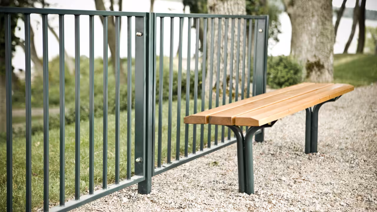 Langlebige Lappset Möbel im Park – Robuste Materialien, die die Natur ergänzen.