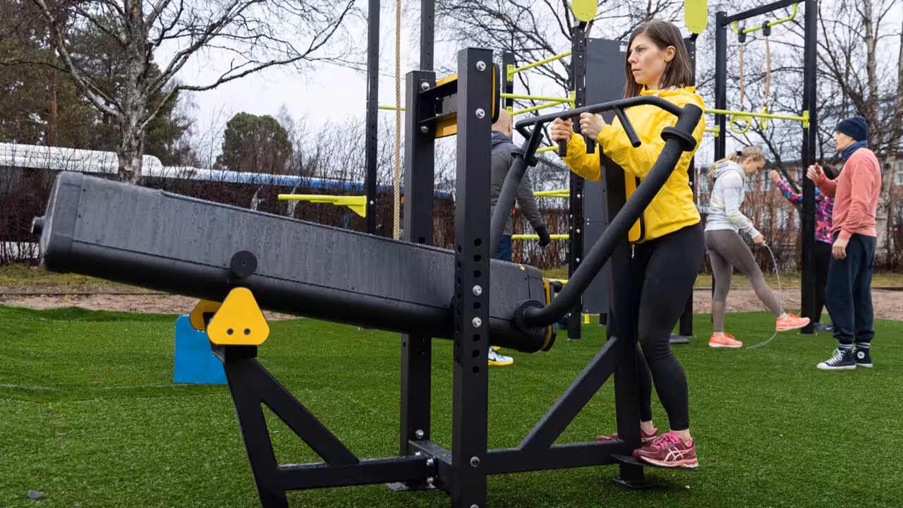 Vielseitiges Training für jedes Ziel Die Sisu Fitness-Geräte bieten eine breite Palette an Übungen für ein ausgewogenes Ganzkörpertraining.