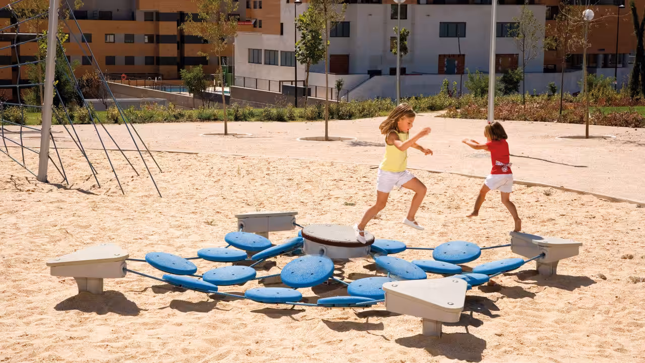 Jeder Tag ein Abenteuer – Der Spielplatz wird zum Entdeckungsort, an dem Kinder ihre Umgebung erkunden und verstehen.