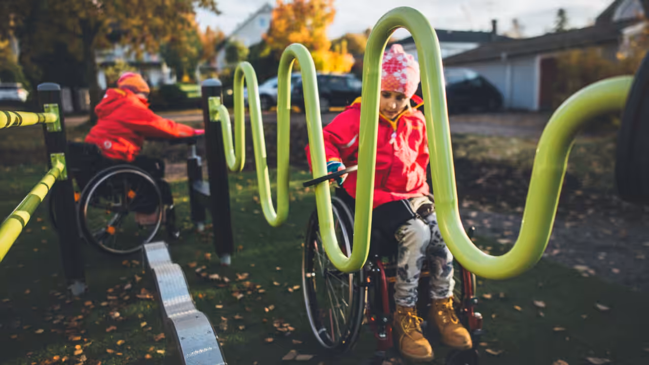 Barrierefreies Design – Spiel- und Sportgeräte, die auch für Menschen mit eingeschränkter Mobilität leicht zugänglich sind.