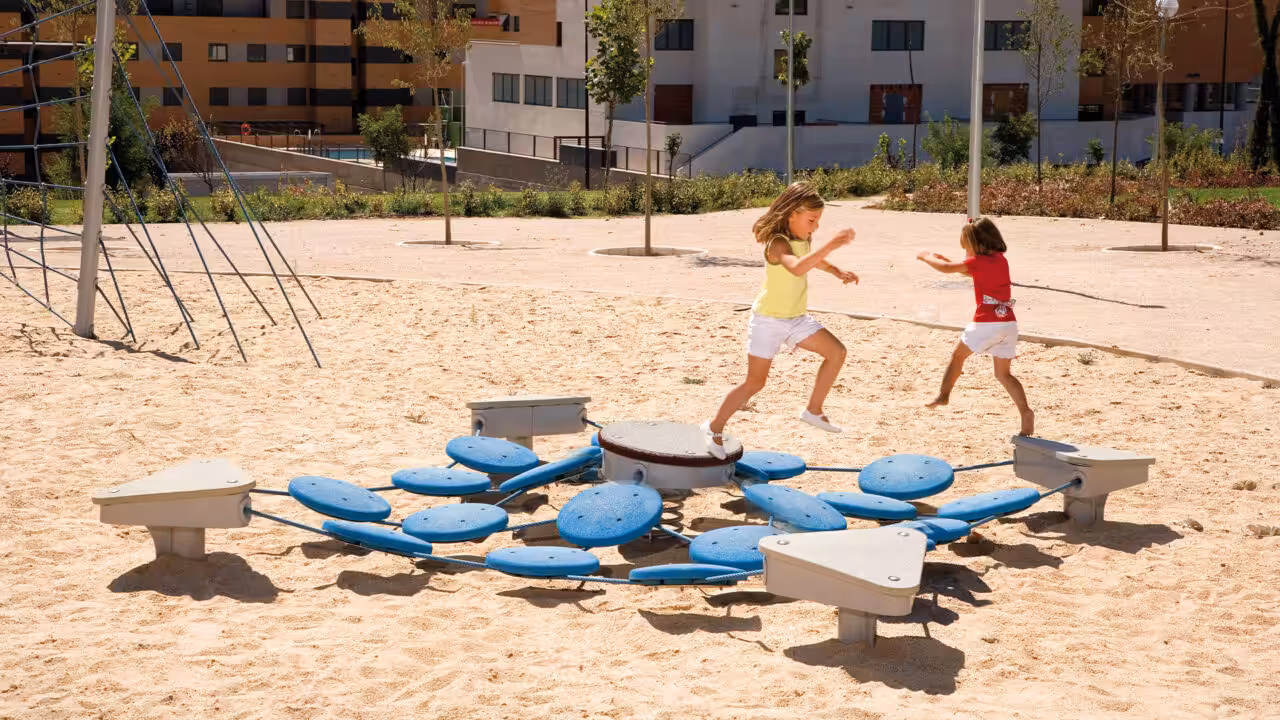 Einzelgeräte sind Gestaltungselemente, die helfen, eine Straße, einen Schulhof, eine Nachbarschaft oder einen Spielplatz auf einfache Art und Weise zu ergänzen