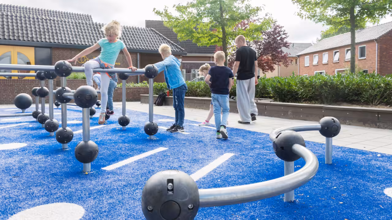 Verschiedene Möglichkeiten mit den Parkourgeräte von Lappset