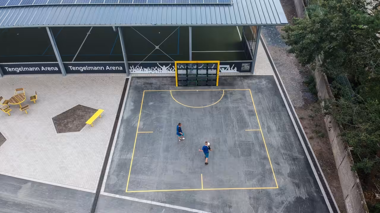 So können die interaktive Torwand z.B. neben eine klassische Sporthalle installieren. 