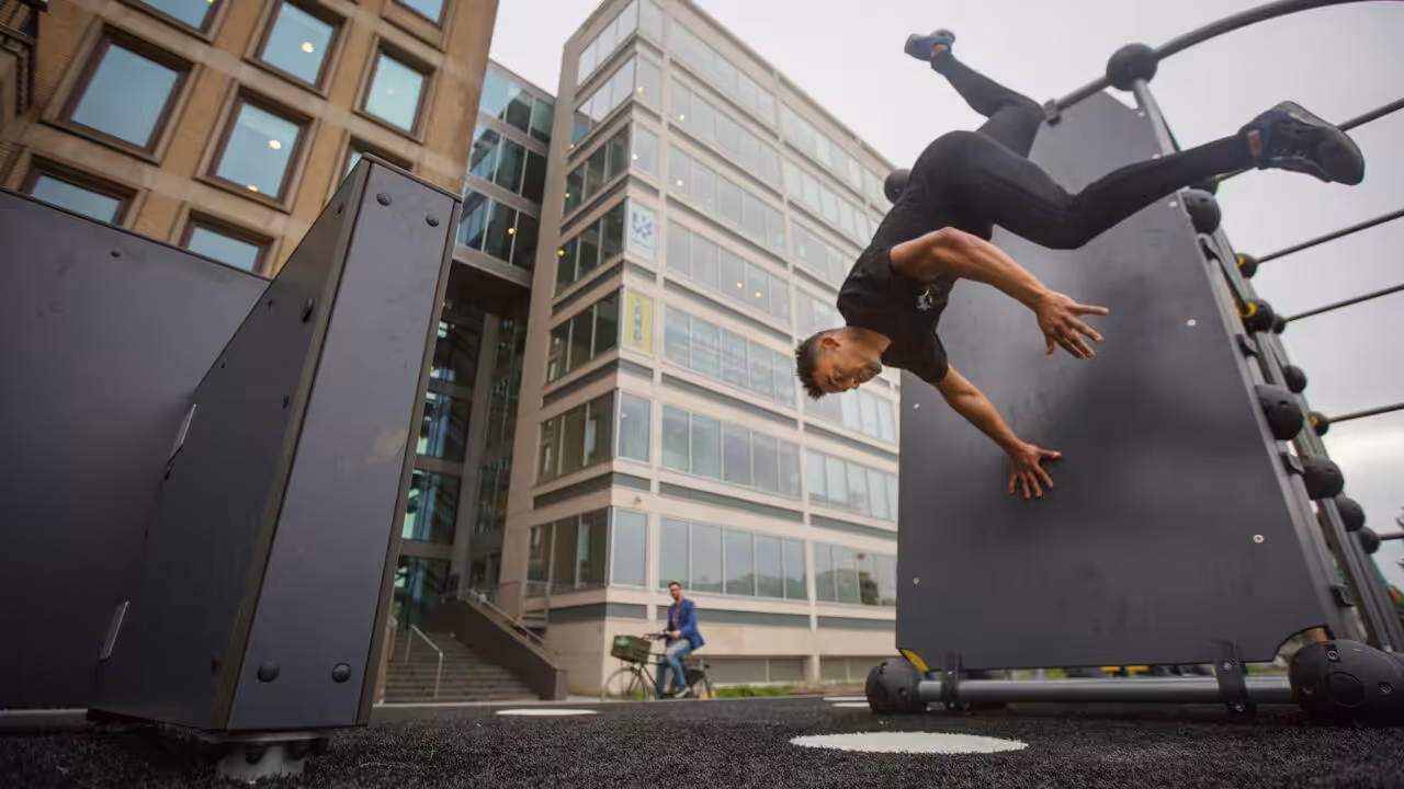 Mit Parkour trainierst du Kraft, Ausdauer und Flexibilität – jederzeit und überall.
