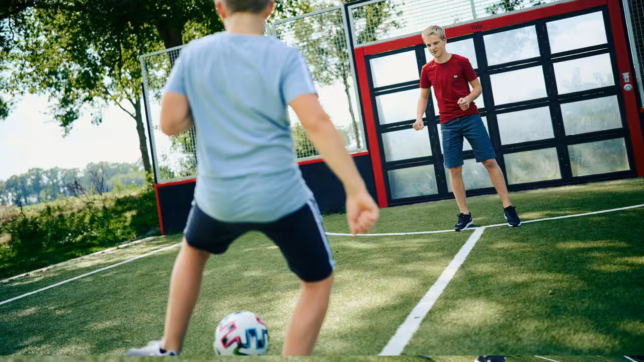 Teamgeist stärken und die Fußballtechnik spielerisch fördern – die Lappset Sutu im Einsatz.