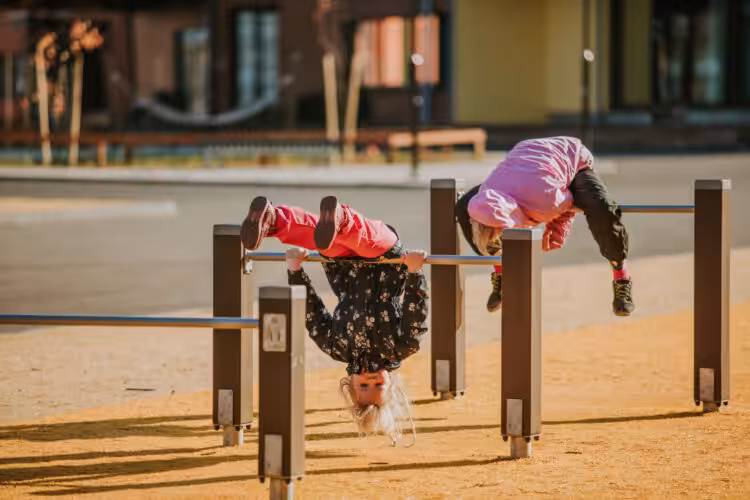 Kreativität im Spiel – Beim gemeinsamen Spielen lernen Kinder, ihre Fantasie zu nutzen und neue Abenteuer zu erleben.