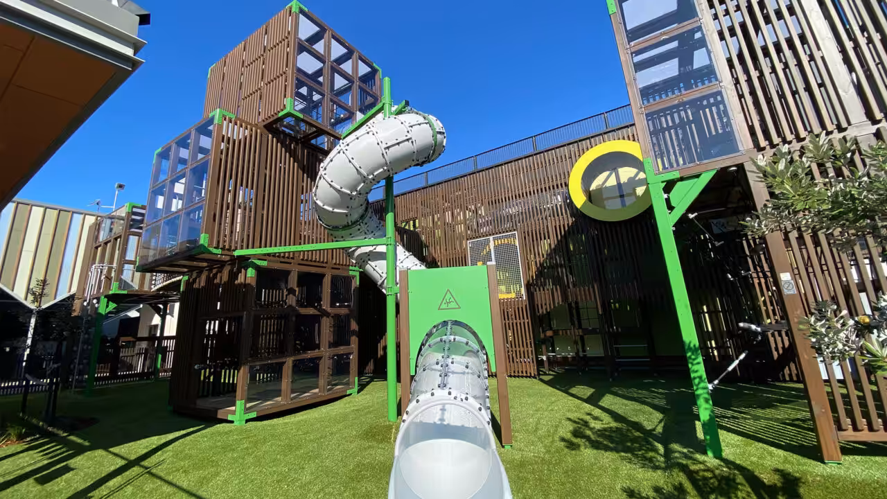 Gemeinschaftlicher Treffpunkt: Familien und Freunde treffen sich am Happy Camp Spielplatz, um gemeinsam zu spielen und zu entspannen.
