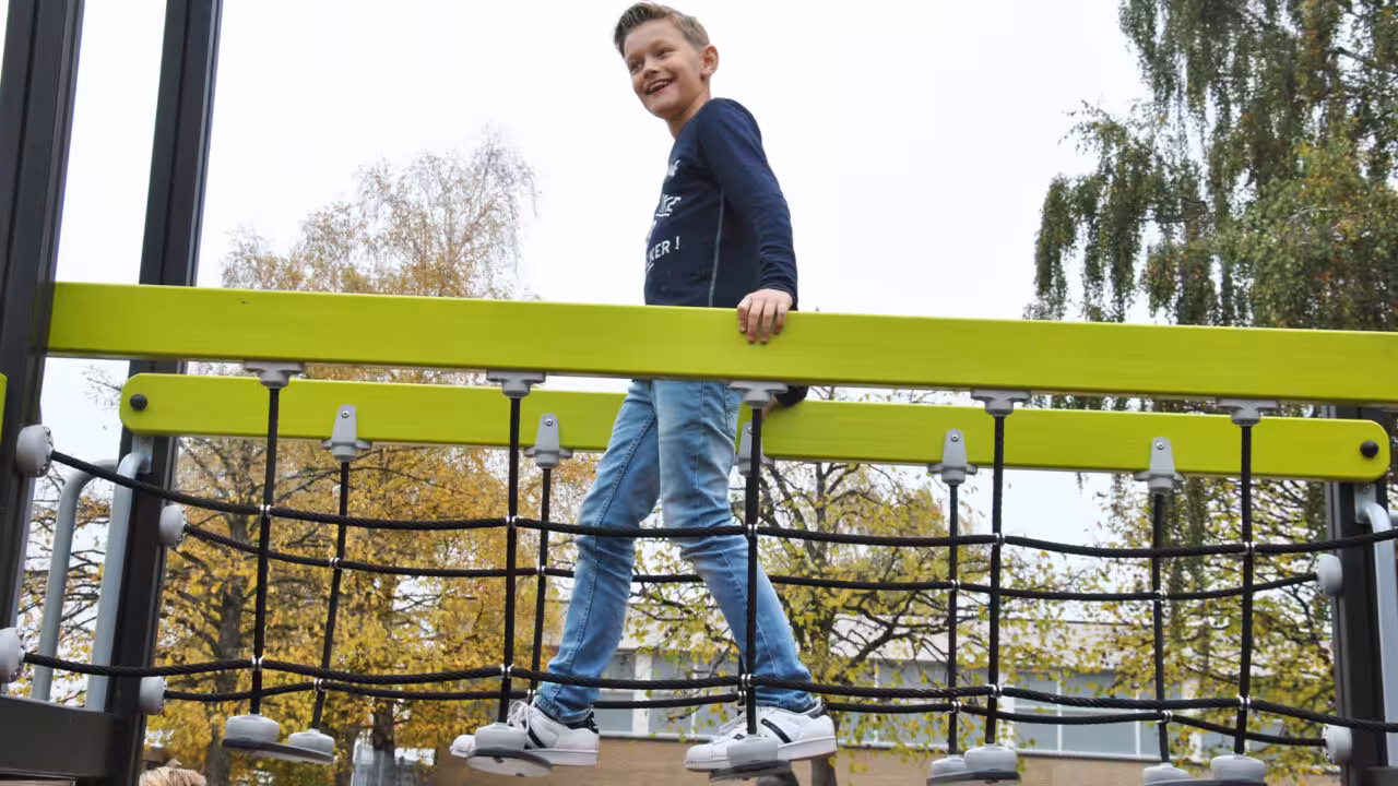 Aktives Klettern und Krabbeln im Freien unterstützt die körperliche und geistige Entwicklung von Kindern.