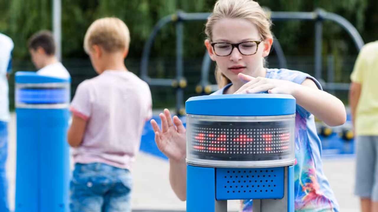 Kinder lernen spielerisch im Freien mit der interaktiven Memo Outdoor Classroom.