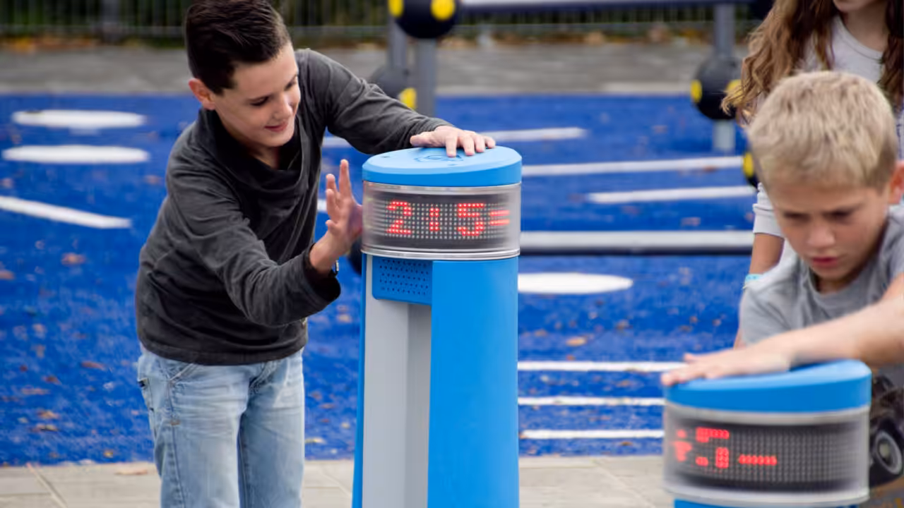 Das Memo Outdoor Classroom verbindet Lernen und Spaß im Freien für alle Altersgruppen.