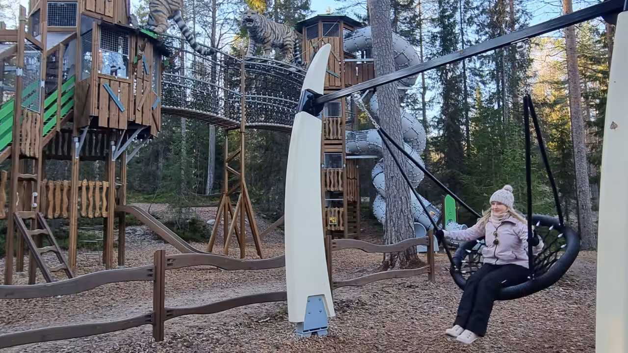 Gemeinschaft und Spaß: Familien genießen gemeinsame Zeit auf dem Tiger-Spielplatz, der ein einladender Treffpunkt für alle Altersgruppen ist.