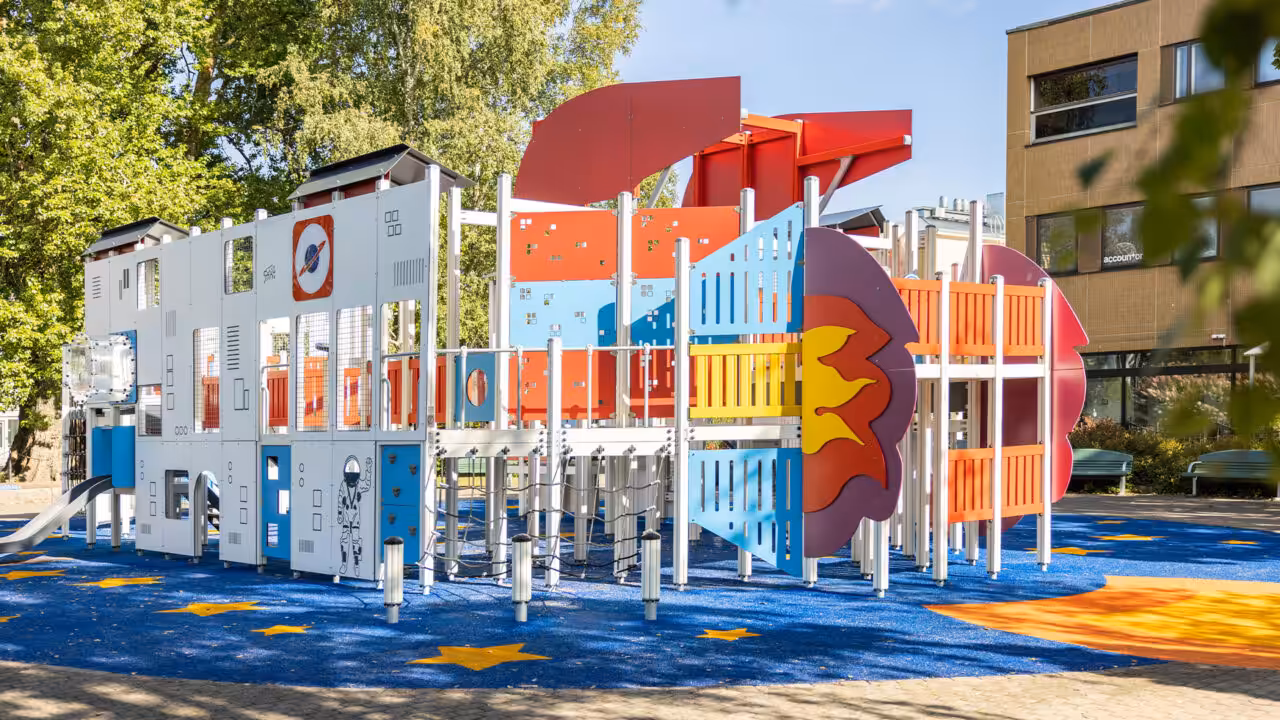 Gemeinsam spielen und lernen – Spielplätze mit interaktiven Elementen, die Kinder dazu einladen, spielend die Welt zu entdecken.