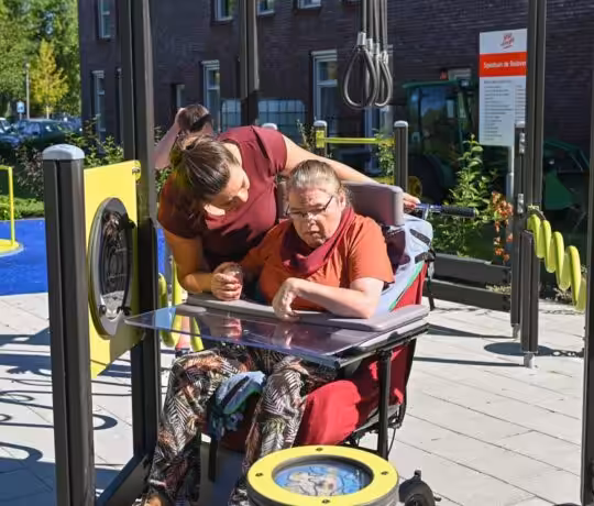 Gemeinsame Freude am Spiel: Bewohner und Betreuer genießen den inklusiven Spielplatz bei Ipse de Bruggen.