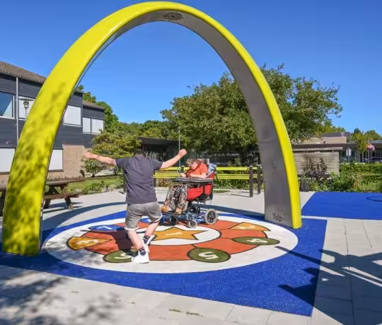 Spielspaß für alle Altersgruppen Inklusive Spielplätze bieten eine Vielzahl an Spielmöglichkeiten für Kinder jeden Alters und jeder Fähigkeit.